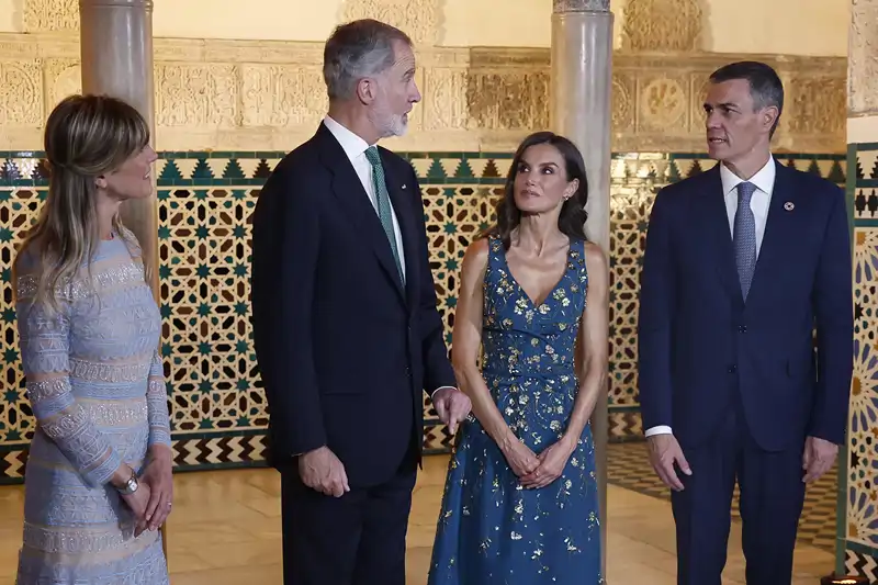 Los Reyes de España y el presidente Sánchez y su esposa, en Sevilla