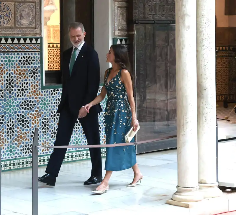 Los Reyes Felipe y Letizia, de paseo en el Real Alcázar de Sevilla
