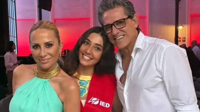 Marta Sánchez y Jesús Cabala en la graduación de su hija