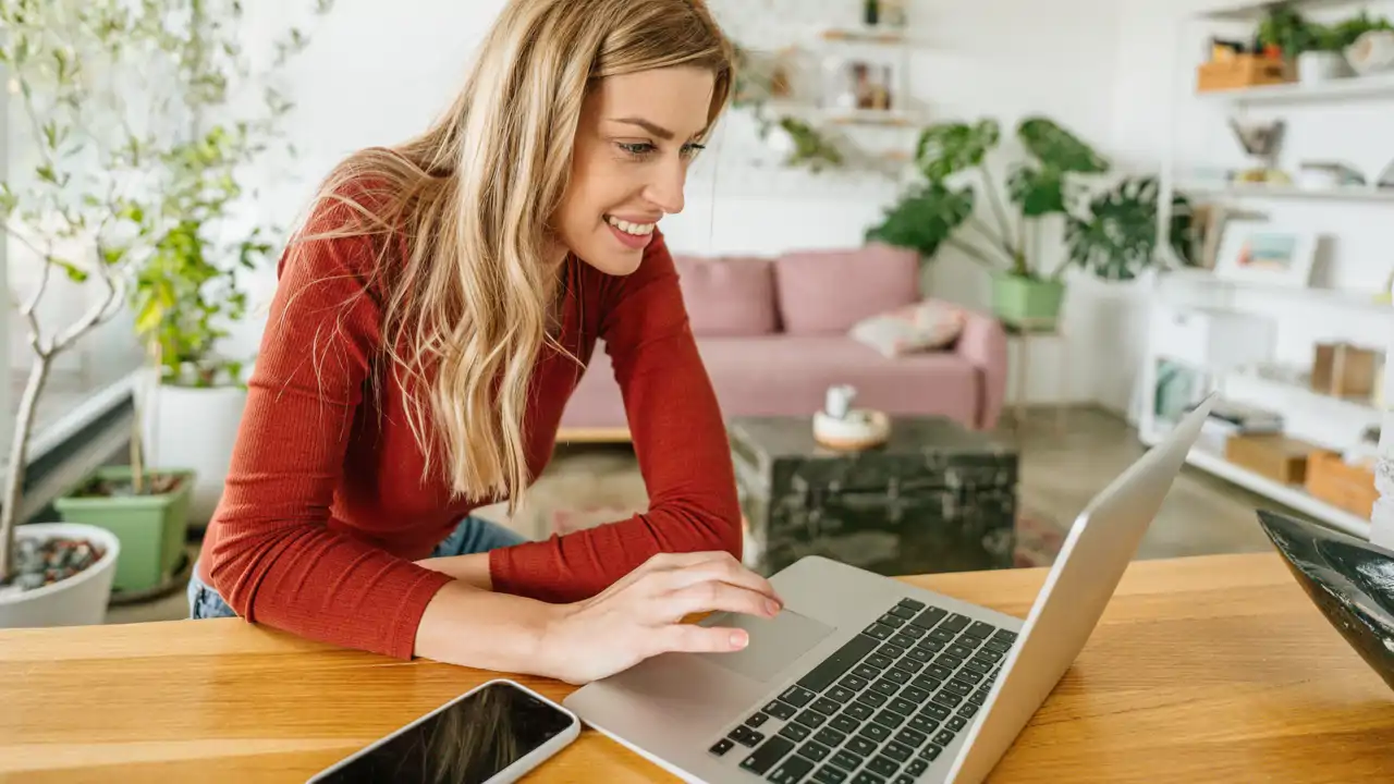 Mujer comercio electrónico iStock