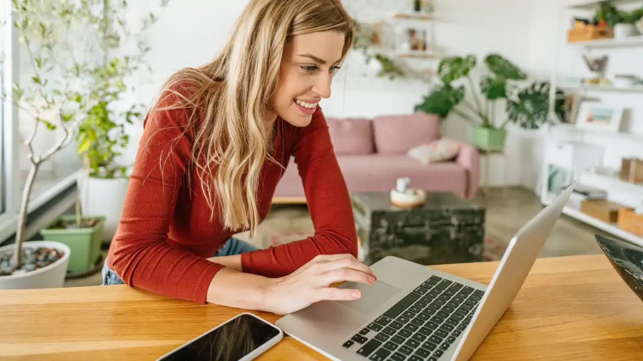 Soy editor de tecnología y estos son mis "gadgets" favoritos que ya tengo en mi cesta de la compra para el "Prime Day 2025": desde las luces con sensores de Philips hasta el inflador de ruedas para el coche