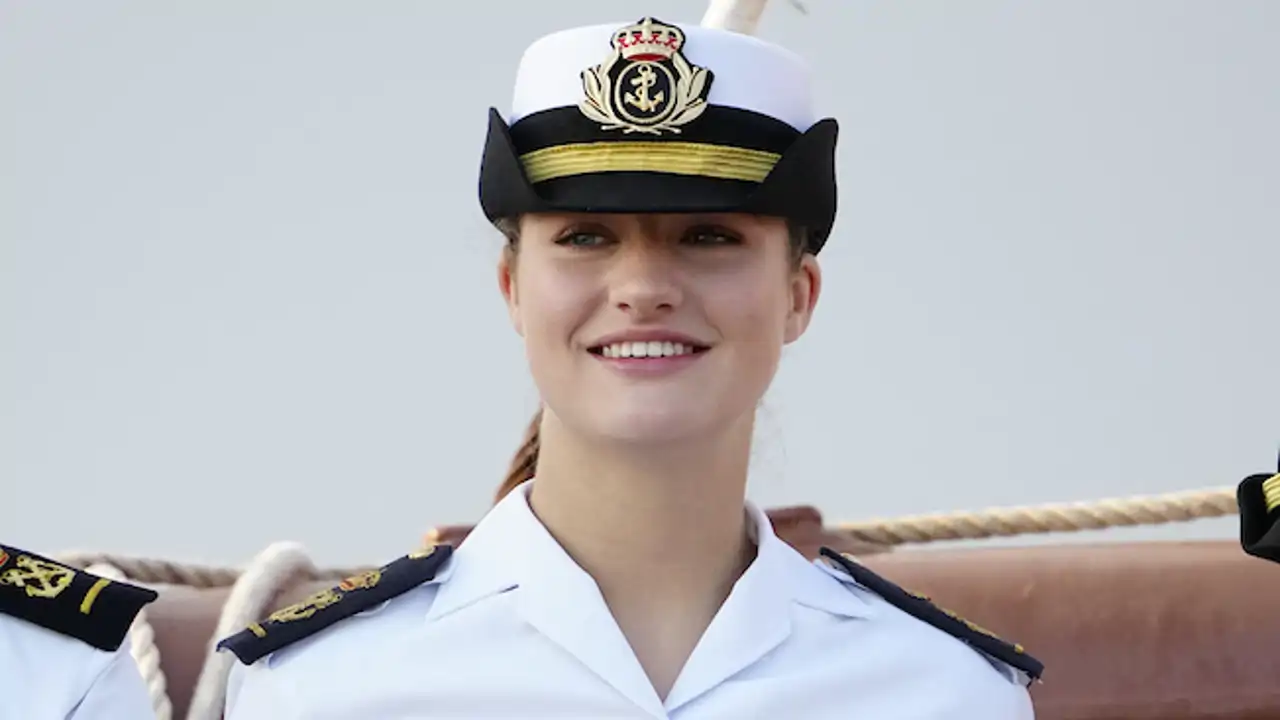 La Princesa Leonor, muy sonriente, aterriza en Gijón tras poner fin a su etapa en la fragata Blas de Lezo y protagoniza el reencuentro más esperado
