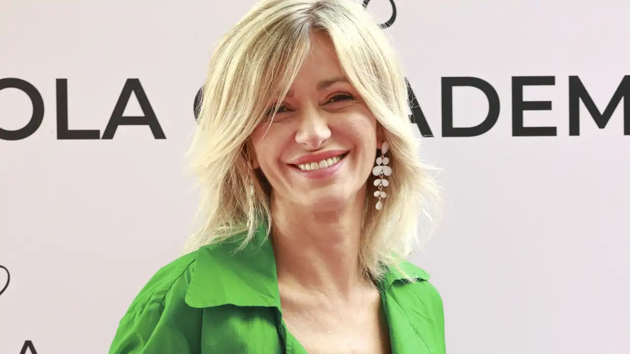 Ya está rebajado en Zara el vestido camisero favorito de Susanna Griso para el día a día: todoterreno, favorecedor y muy fresco 
