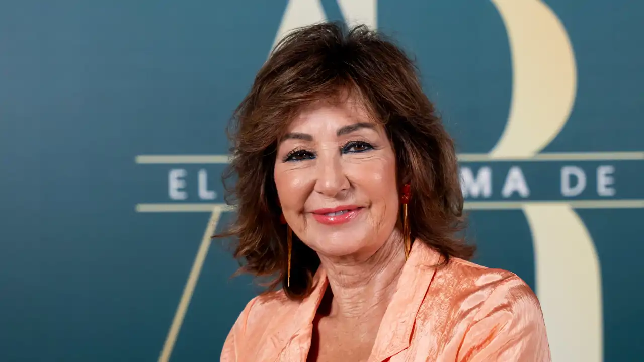 Ana Rosa Quintana posa durante un photocall