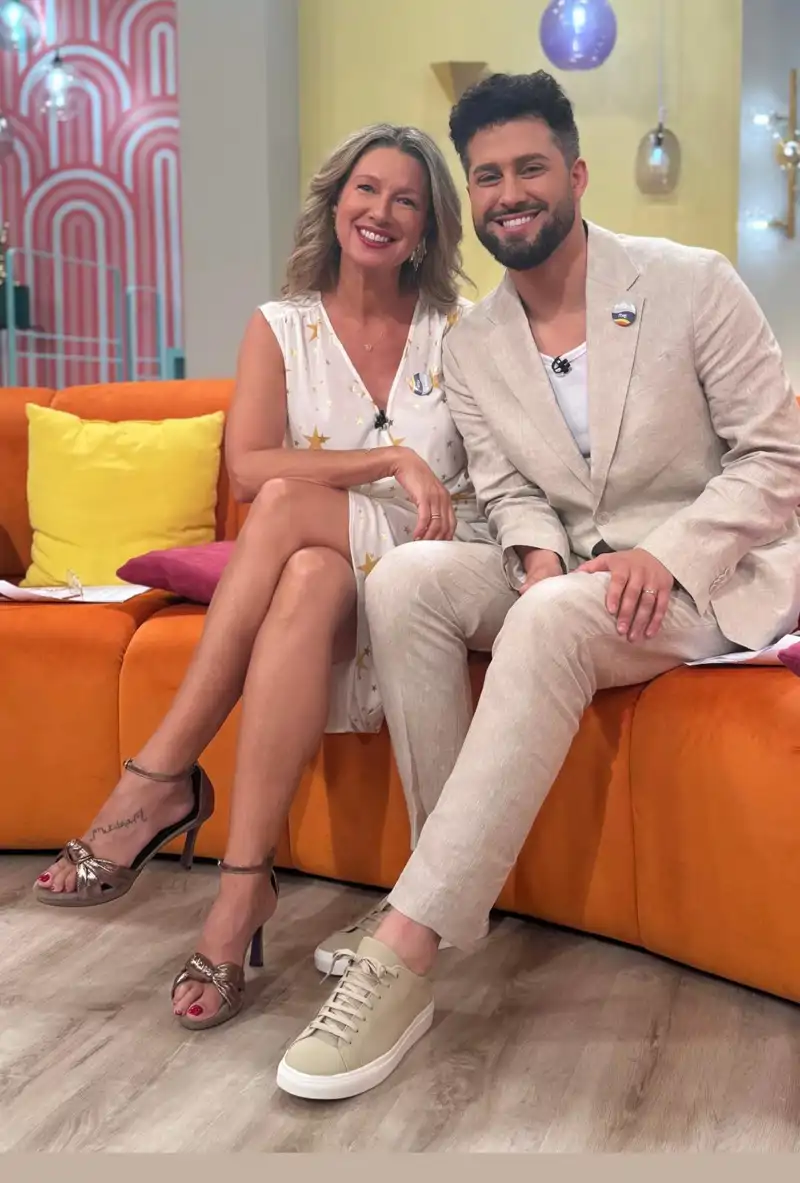 Anne y Javi muestra una química que atraviesa la pantalla y se han estrenado con éxito como pareja televisiva.