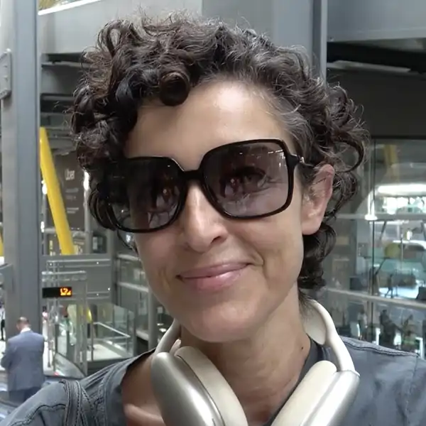 Blanca Romero atendiendo a la prensa