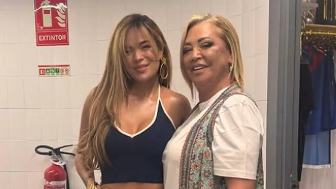 El encuentro de Karol G y Belén Esteban en 'La Revuelta'