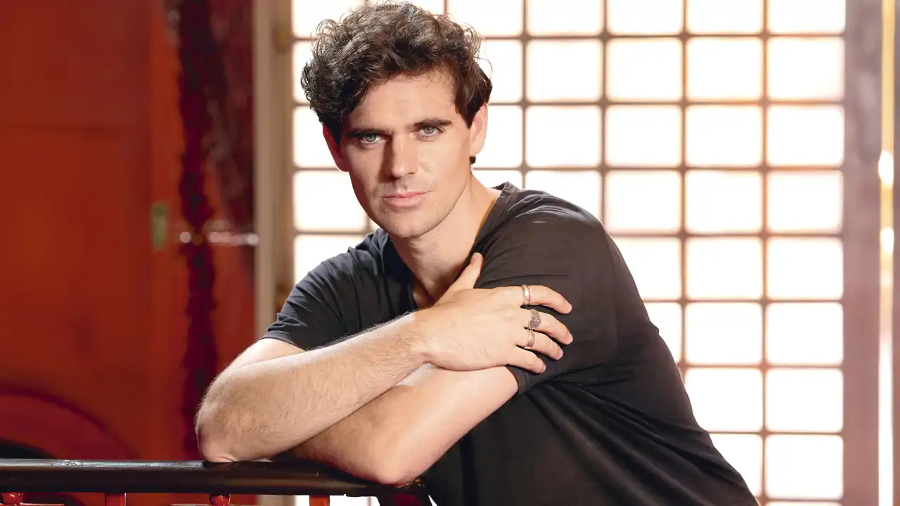 Hablamos con Gonzalo Ramos, Jacobo Monteclaro en 'La Promesa': "A mi mujer la vi en el musical 'El fantasma de la ópera' en Londres y la escribí por redes. Empezamos a hablar y luego, al mes, yo volví"
