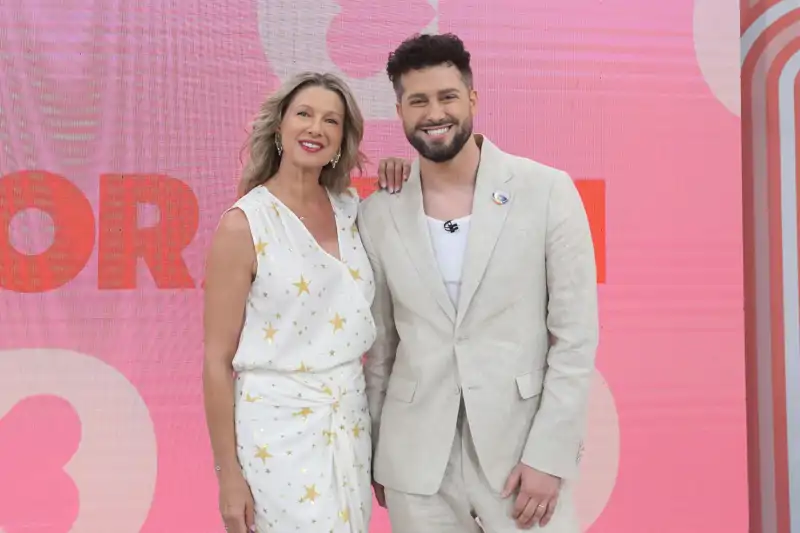 Javi de Hoyos copresenta junto a Anne Igartiburu 'Dcorazón' los sábados y domingos a las 13:15 en TVE.