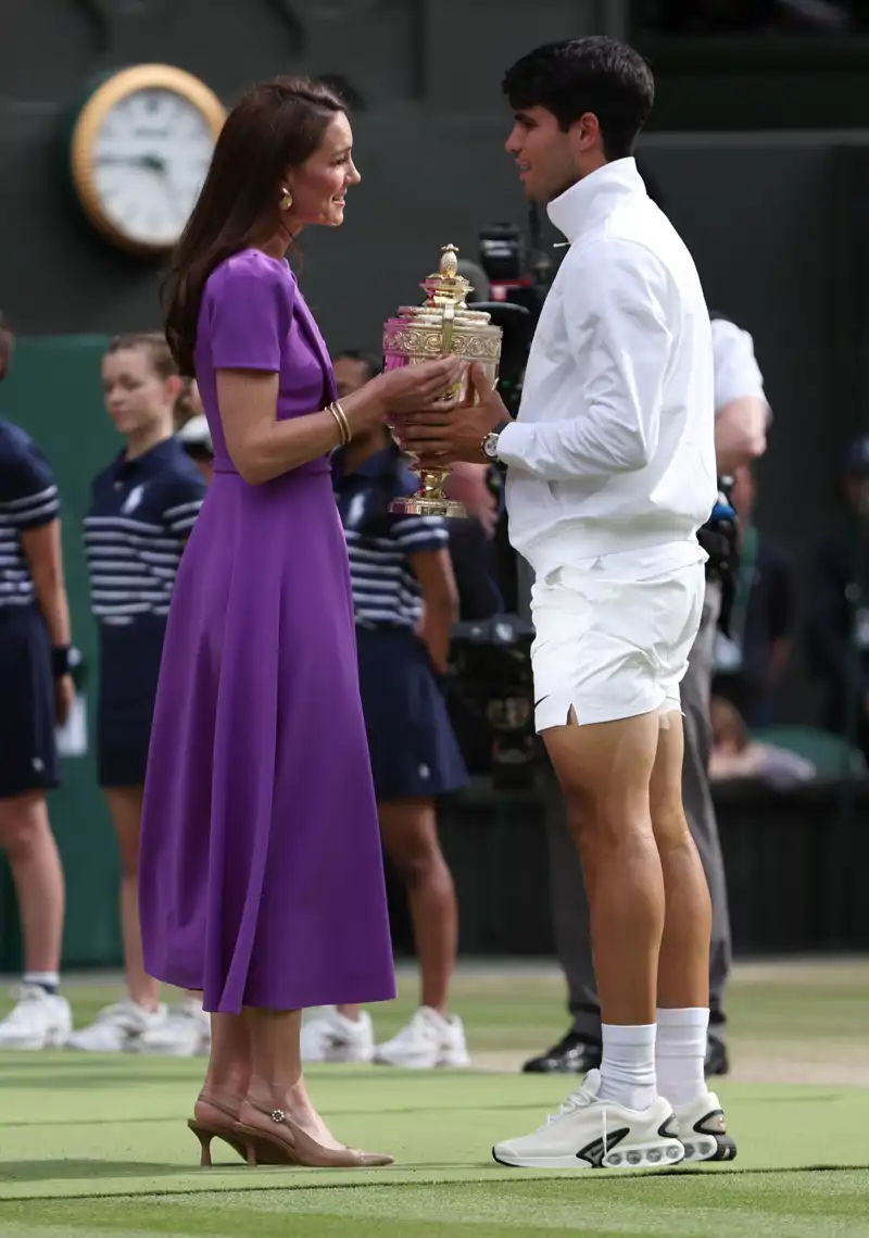 Kate Middleton entrega la copa a Carlos Alcaraz con un precioso vestido morado en Wimbledon 2024 