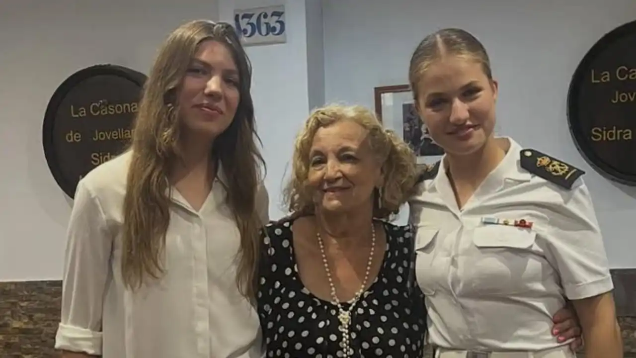 La Infanta Sofía junto a la Princesa Leonor en Gijón