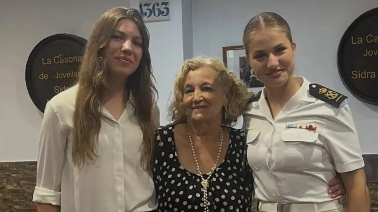 La Infanta Sofía, una más de la pandilla de amigos de la Princesa Leonor: las imágenes de su reencuentro en Gijón