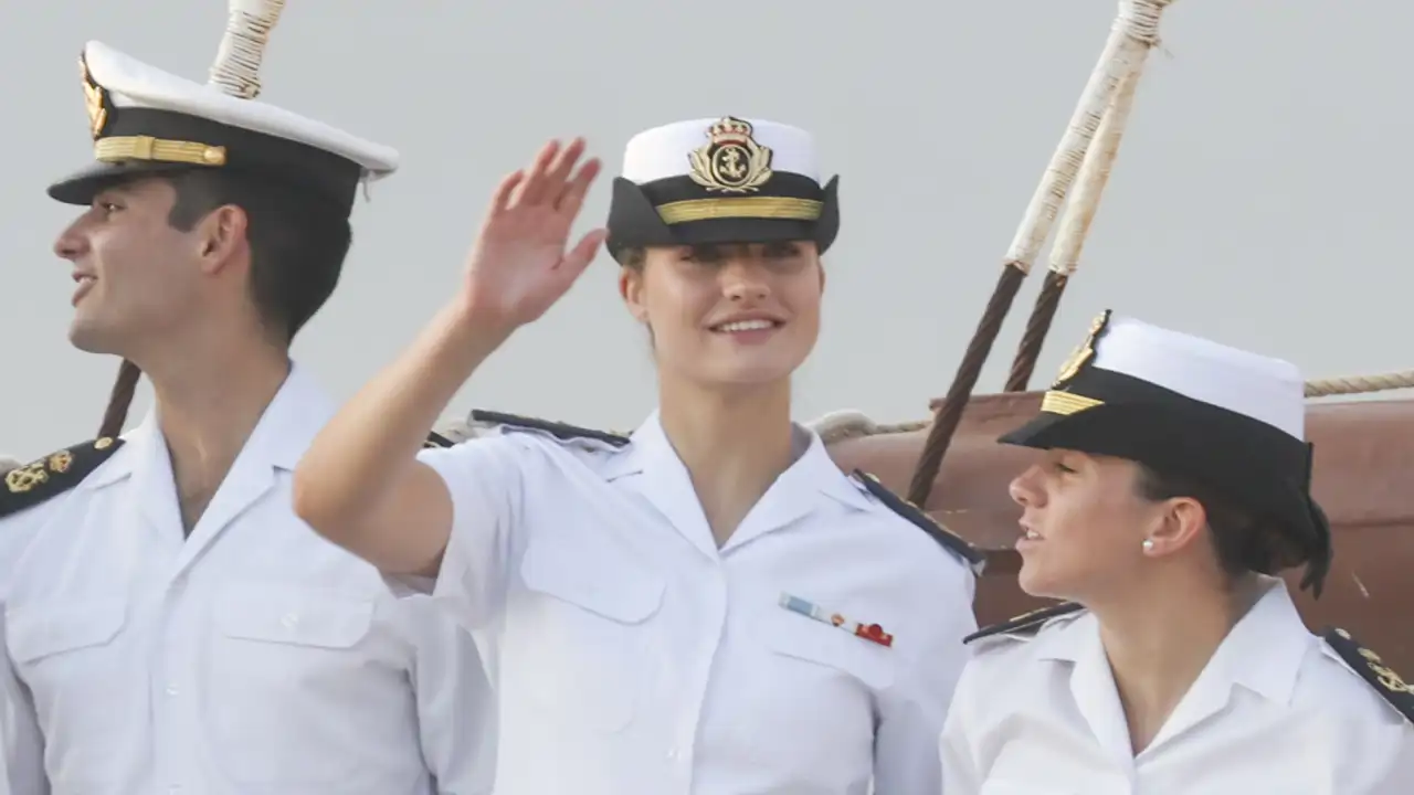 La Princesa de Asturias saluda desde la cubierta del Juan Sebastián de Elcano en Gijón.