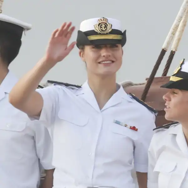 La Princesa de Asturias saluda desde la cubierta del Juan Sebastián de Elcano en Gijón.