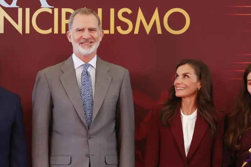 Los Reyes Felipe y Letizia, en un momento de complicidad durante un acto