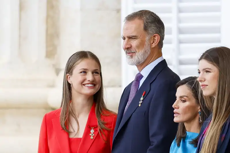 Los Reyes Felipe y Letizia junto a sus hijas, la Princesa Leonor y la Infanta Sofía, en el Palacio Real de Madrid