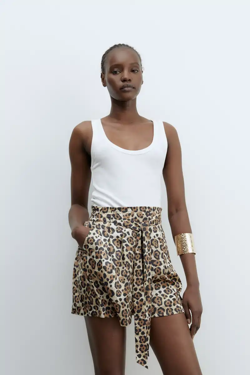 Pantalón corto con estampado de leopardo