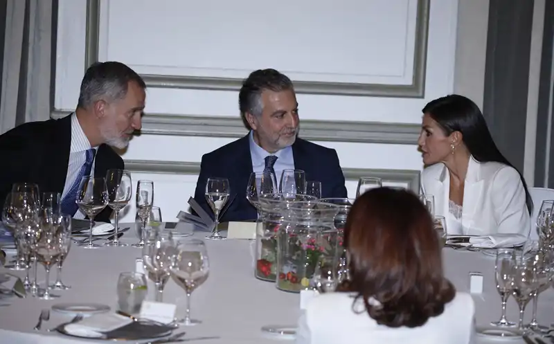 reina letizia, rey felipe, carlos alsina