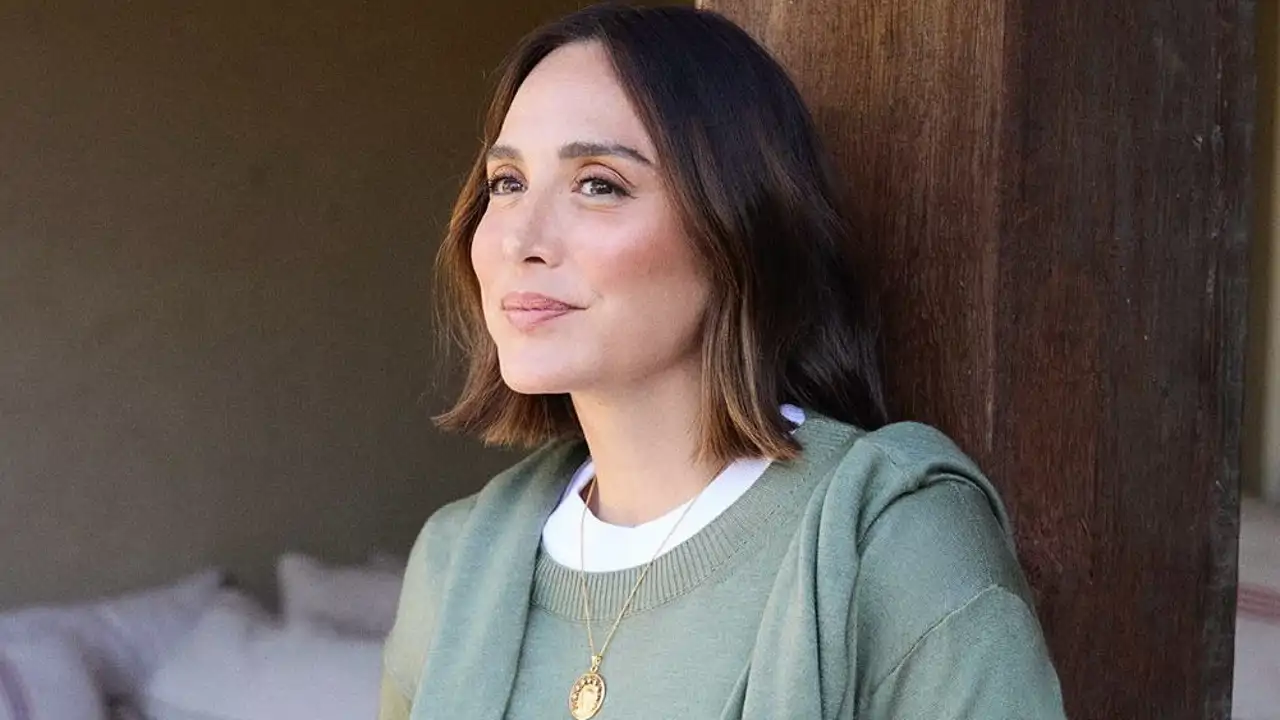 Tamara Falcó posa en su rincón favorito del jardín de Isabel Preysler, un chill out de lujo en el que desconectar en familia: "Tardes de verano"