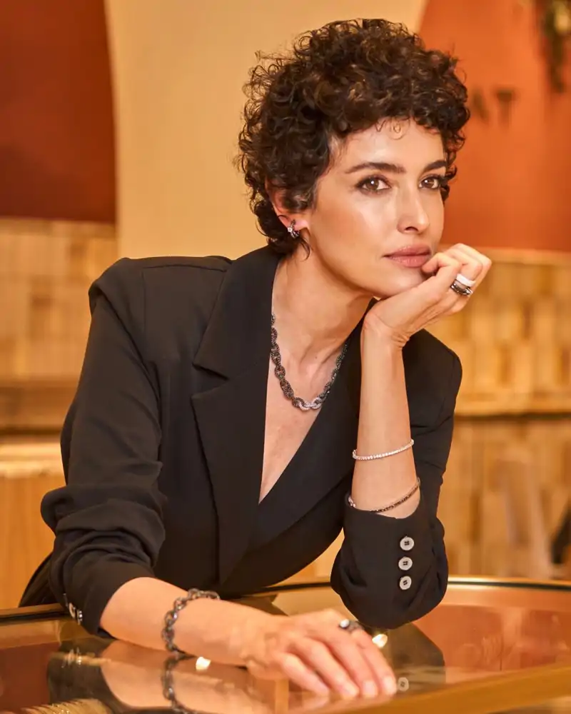 Blanca Romero presume de un corte pixie rizado. 