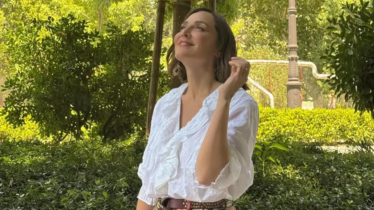 Tamara Falcó sorprende con los pantalones de flores de firma madrileña e inspirada en la India que triunfa entre las mujeres con más estilo de Chamberí