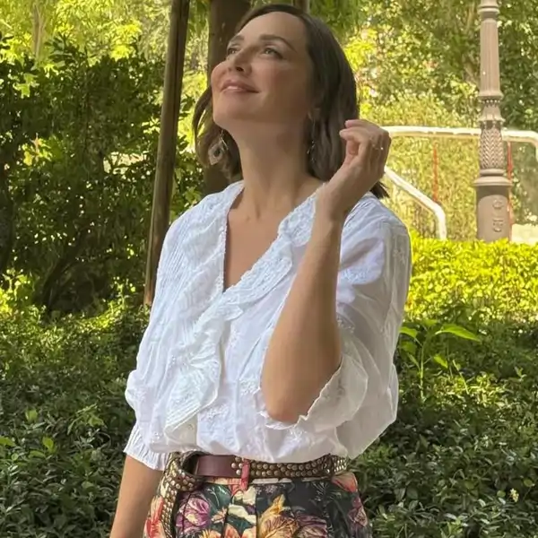 Tamara Falcó sorprende con los pantalones de flores de firma madrileña inspirada en la India que triunfa entre las mujeres con estilo de Chamberí
