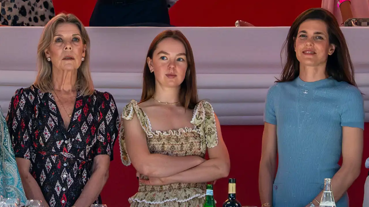 Carolina de Mónaco, Alexandra de Hannover y Carlota Casiraghi, en la hípica de Mónaco. 