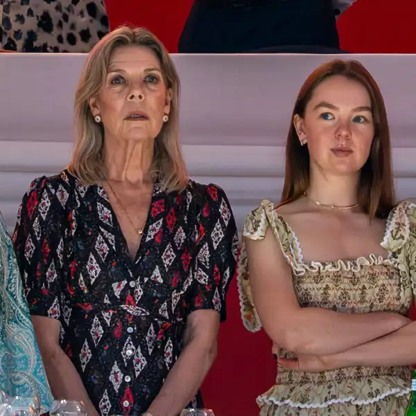 Carolina de Mónaco, arrebatadora, eclipsa en la hípica a Alexandra de Hannover y Carlota Casiraghi con el vestido perfecto para disimular las alas de murciélago