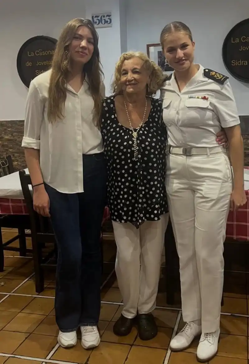 La Infanta Sofía junto a la Princesa Leonor en Gijón