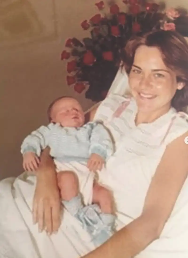 Amelia Bono junto a su madre