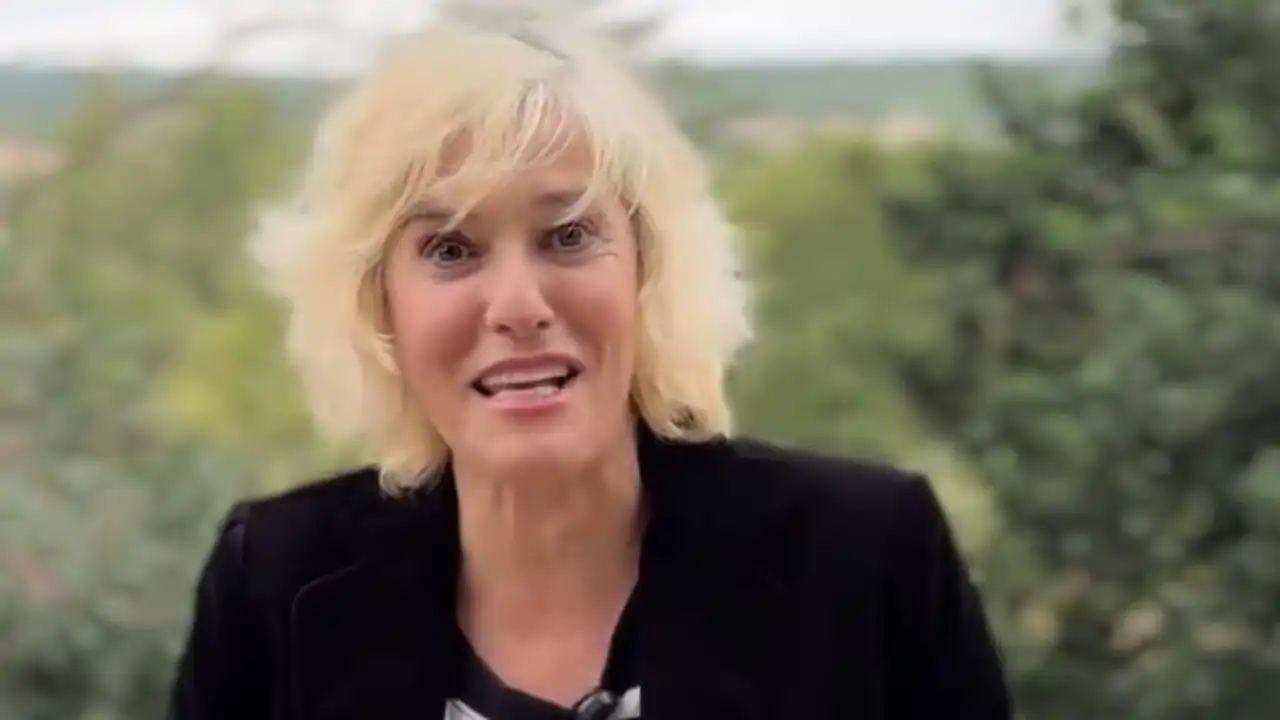 Anabel Alonso en un jardín
