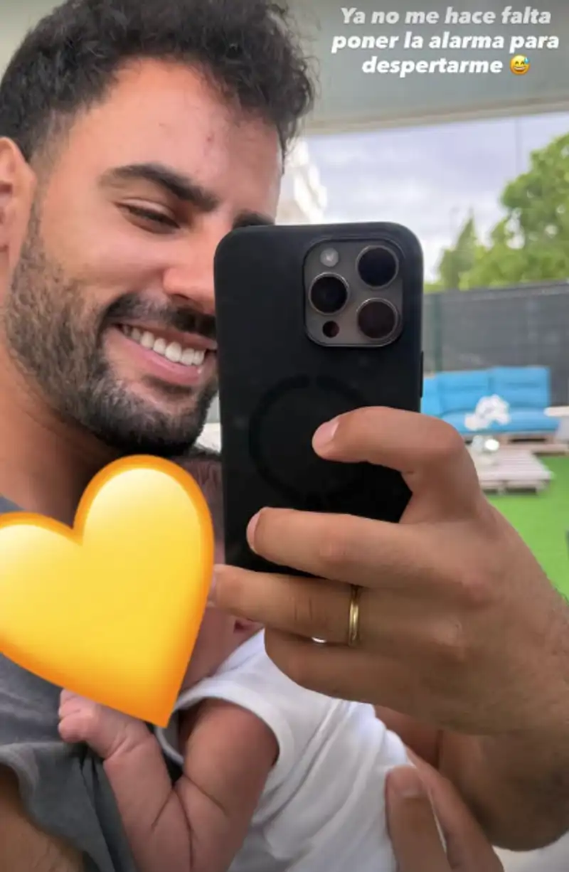 Asraf Beno junto a su bebé al despertarse