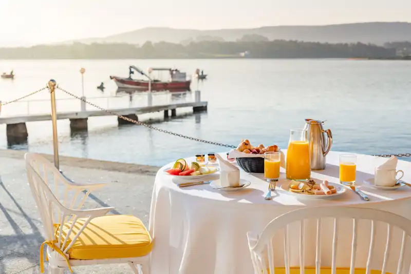 Desayuno en el exterior del Eurostars Gran Hotel la Toja en Pontevedra