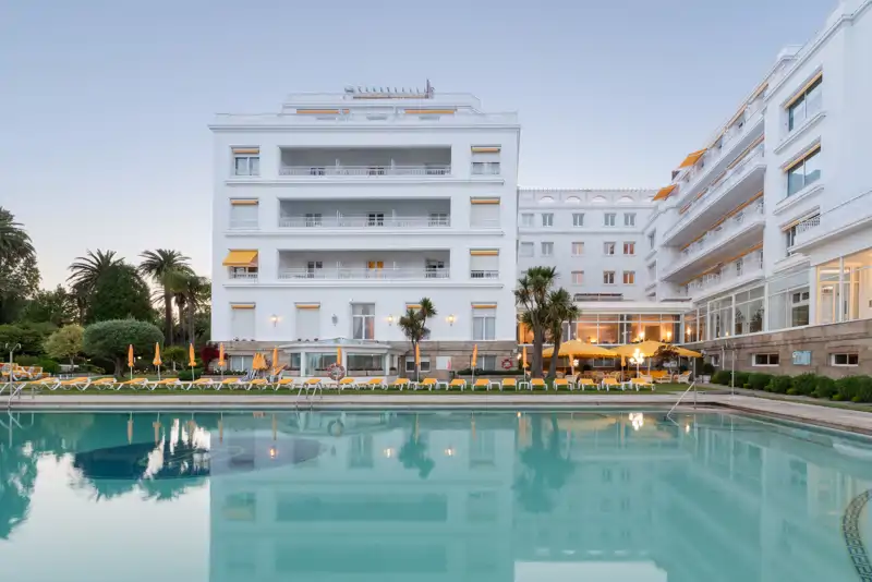 El exterior con piscina del Eurostars Gran Hotel la Toja en Pontevedra 