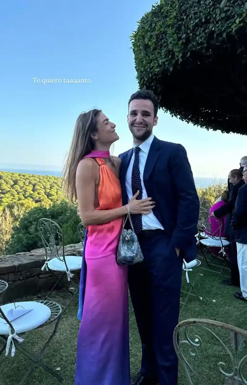 Froilán de Marichalar, elegantísimo, regresa a España para acudir a un importante evento