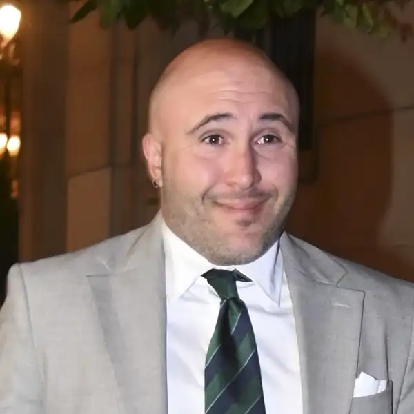 Kiko Rivera de traje