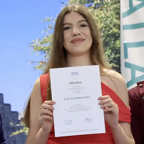 La Infanta Sofía recoge su diploma tras graduarse.