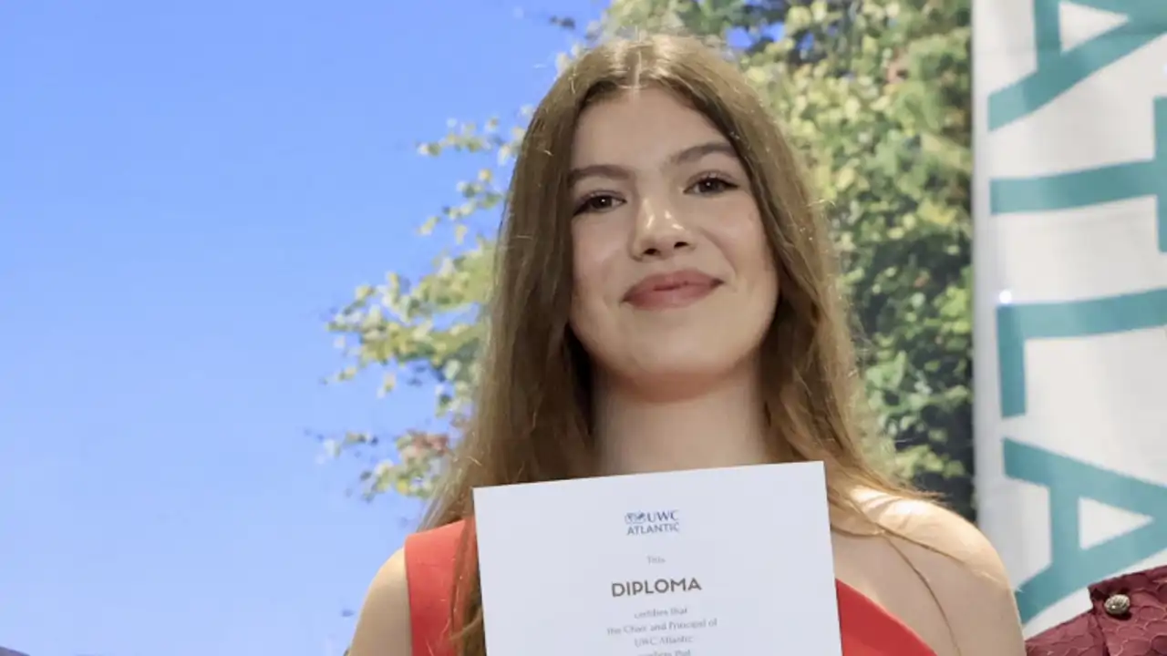 La Infanta Sofía recoge su diploma tras graduarse.