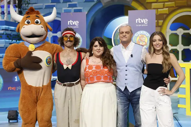 Ramón García, Lalachus, Ángela Fernández y el equipo de 'El Grand Prix del verano' en TVE