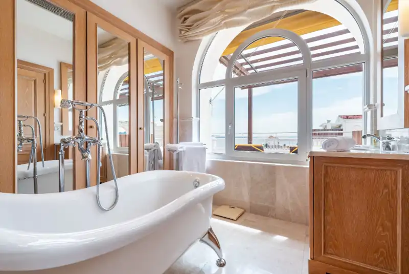 Suite con vistas al mar del Eurostars Gran Hotel la Toja en Pontevedra