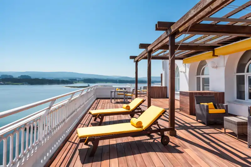 Una de las terrazas con vistas del Eurostars Gran Hotel la Toja