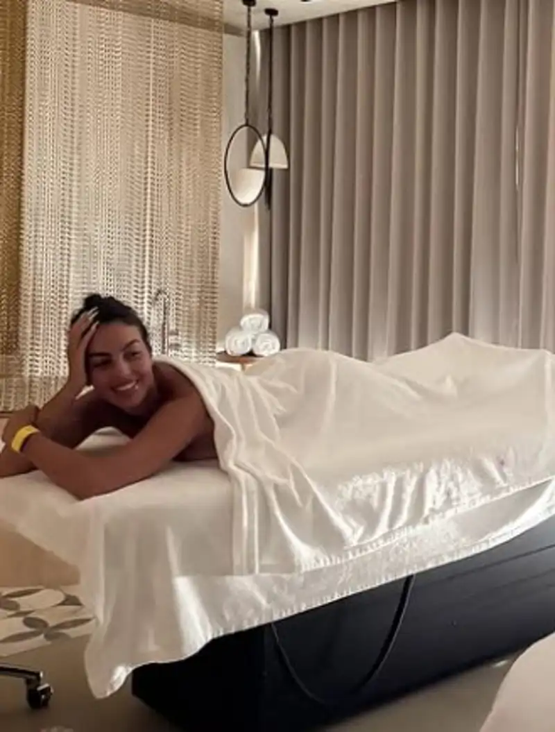 Georgina Rodríguez dándose un masaje