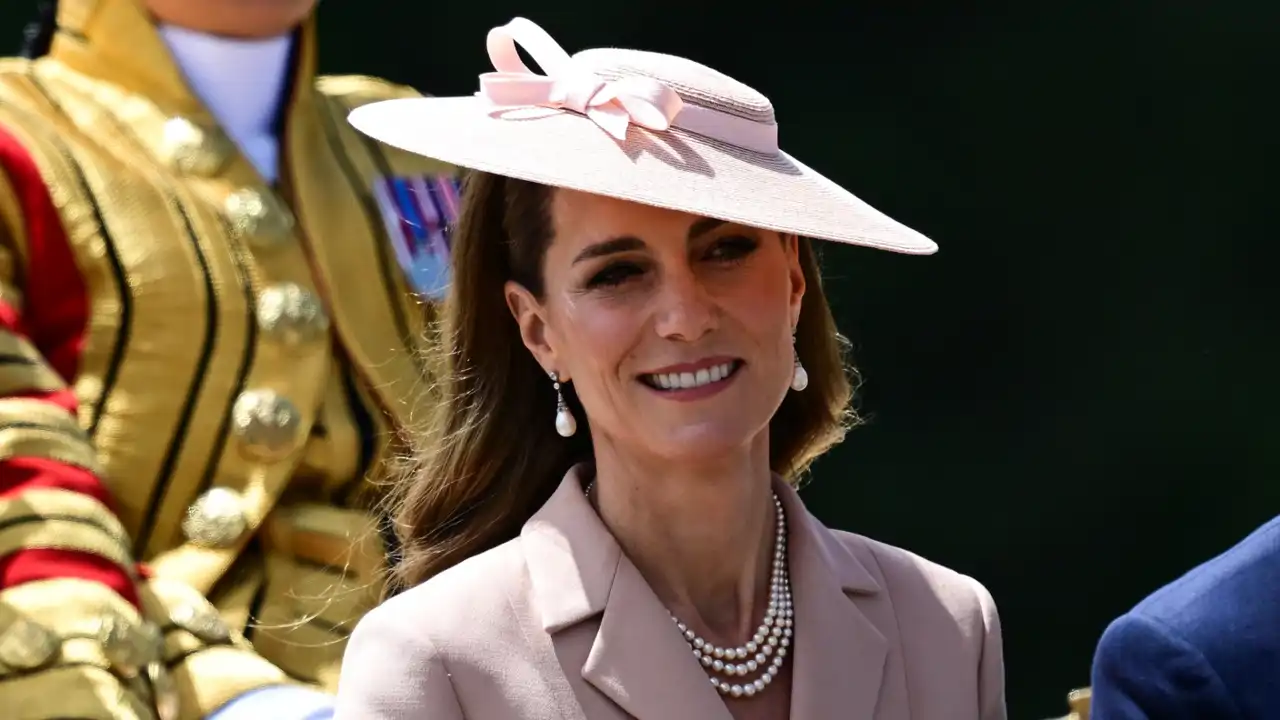 Kate Middleton, elegantísima, soprende con un increíble dos piezas de la firma francesa que revolucionó la silueta femenina en los años 50 