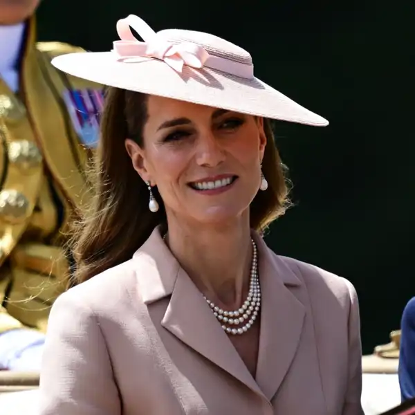 Kate Middleton, elegantísima, soprende con un increíble dos piezas de la firma francesa que revolucionó la silueta femenina en los años 50 