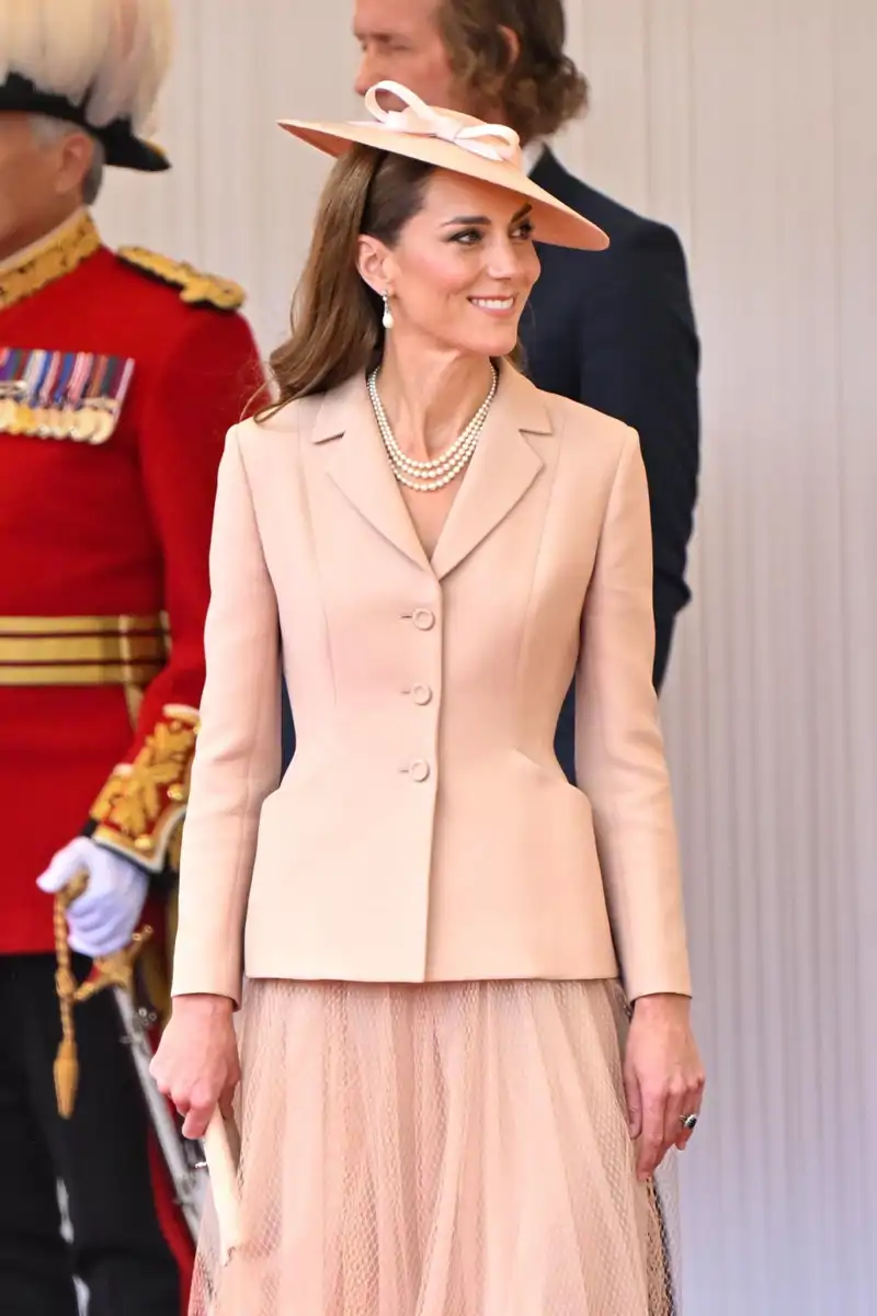 La increíble reinterpretación de la chaqueta Bar de Dior en el último look de Kate Middleton en Francia 