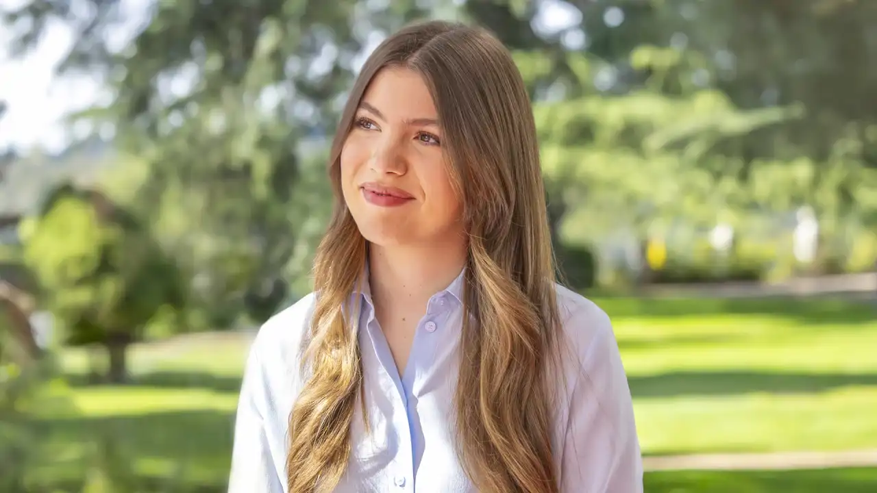 La Infanta Sofía en una de las fotografías oficiales con motivo de su 18 cumpleaños.