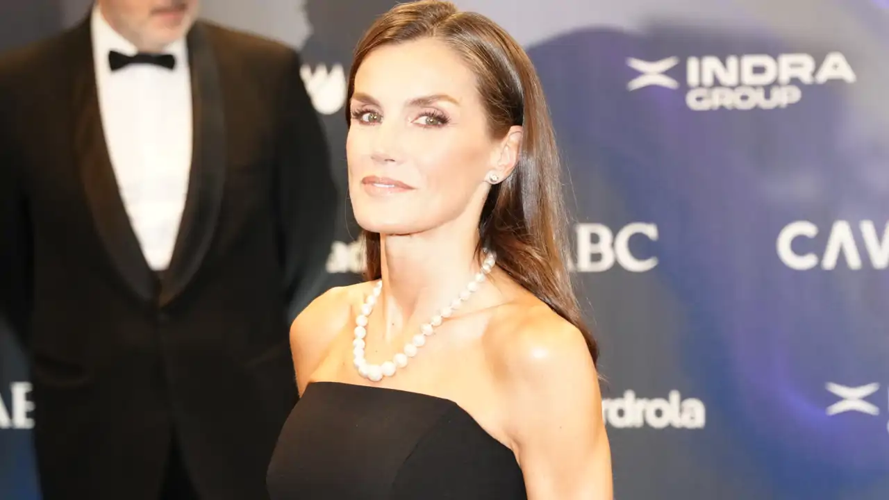 La Reina Letizia da una lección de sofisticación en su cita con el Periodismo: collar de perlas y vestido palabra de honor que más estiliza