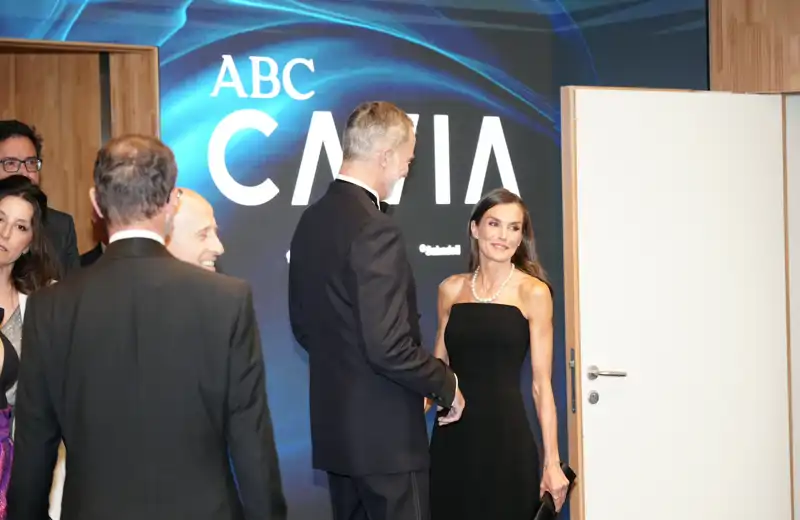 La Reina Letizia junto al Rey Felipe en los Premios ABC