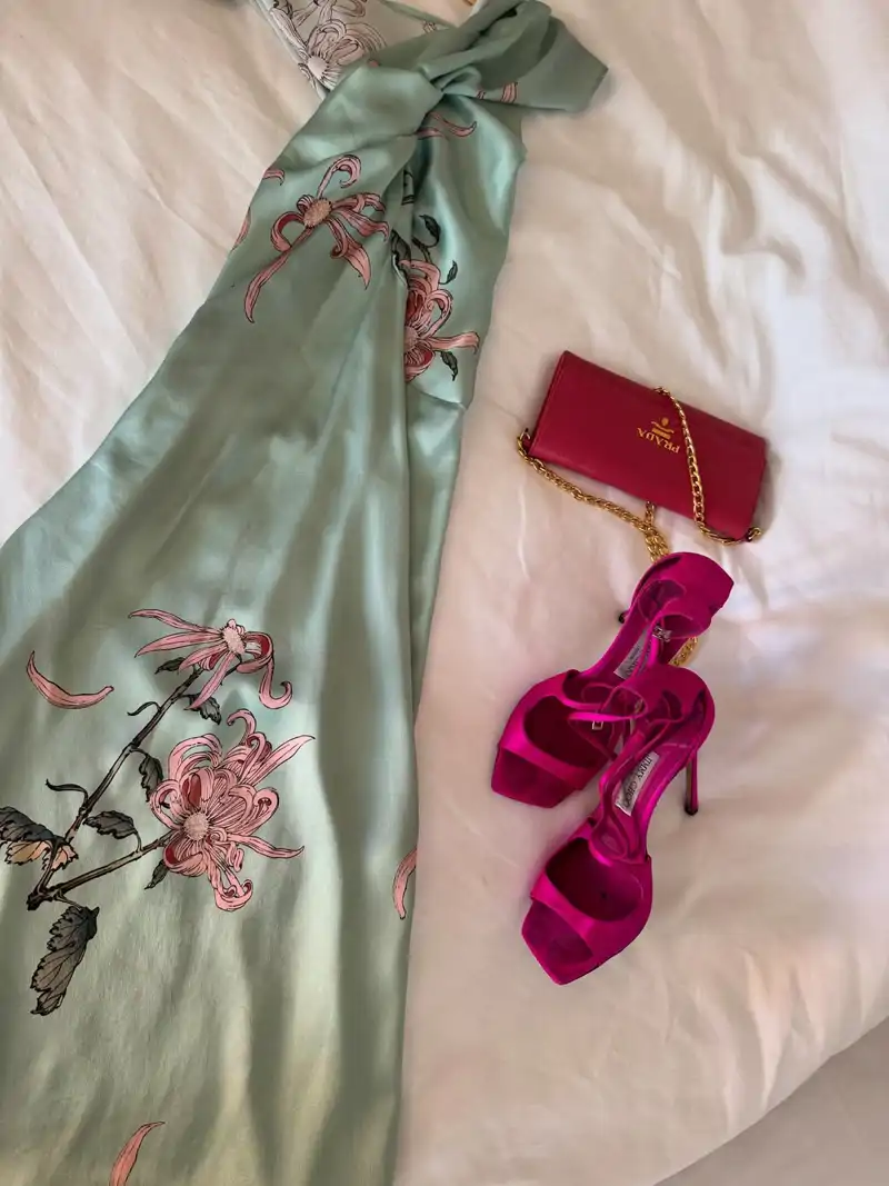 Las sandalias: fucsia, altísimas y firmadas por Jimmy Choo