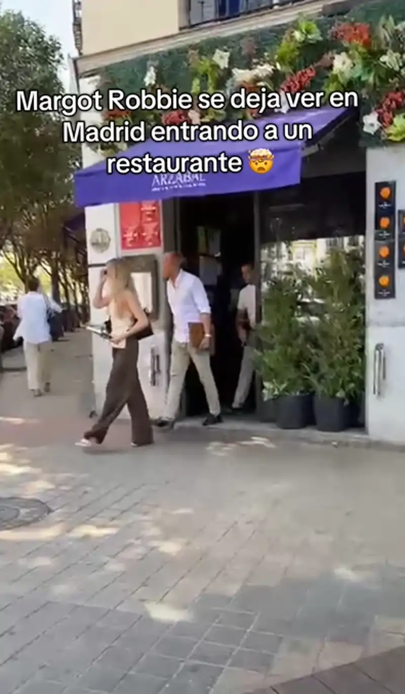 Margot Robbie a la salida de Arzábal Retiro en Madrid